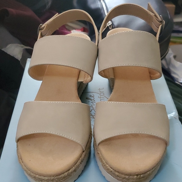 Sandals - Picture 2 of 4